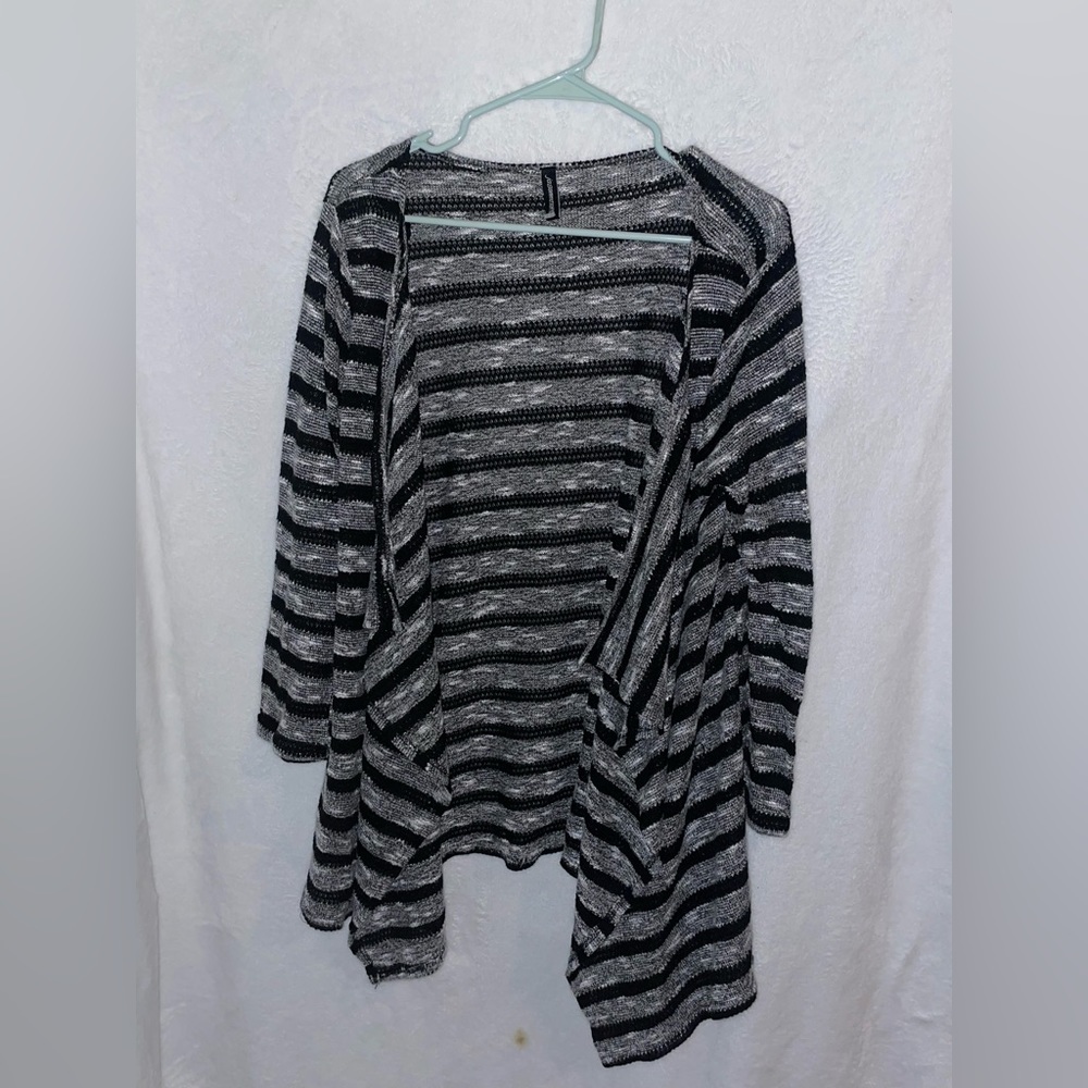BLACK AND WHITE PULL OVER CARDIGAN